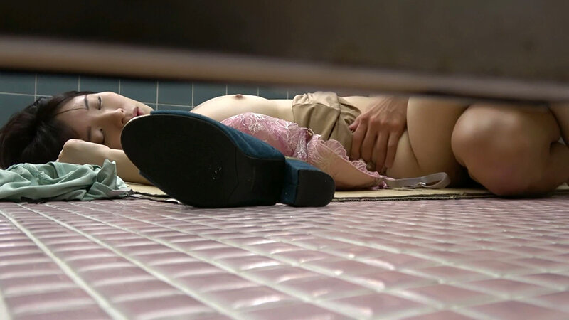 女性トイレ内も危険がいっぱい！意識がないまま喰われてしまう色白スレンダー巨乳女！ サンプル