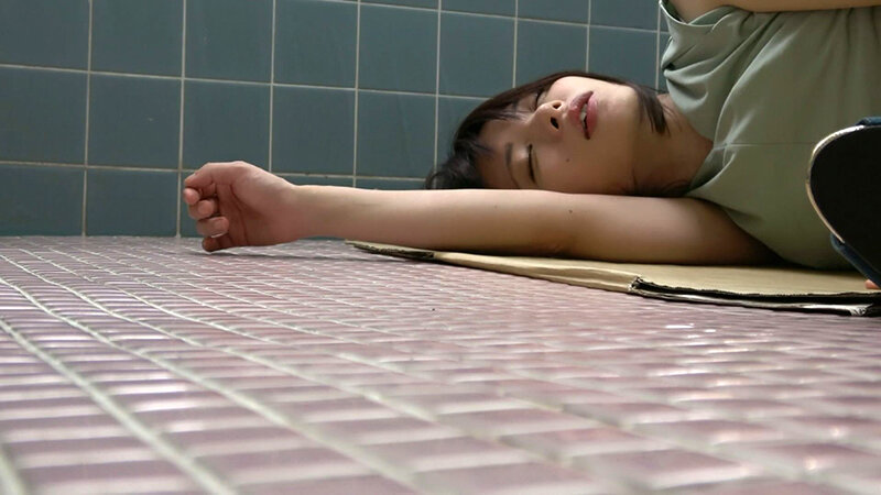 女性トイレ内も危険がいっぱい！意識がないまま喰われてしまう色白スレンダー巨乳女！ サンプル