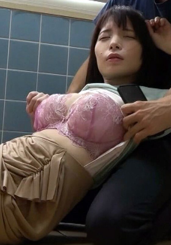 女性トイレ内も危険がいっぱい！意識がないまま喰われてしまう色白スレンダー巨乳女！