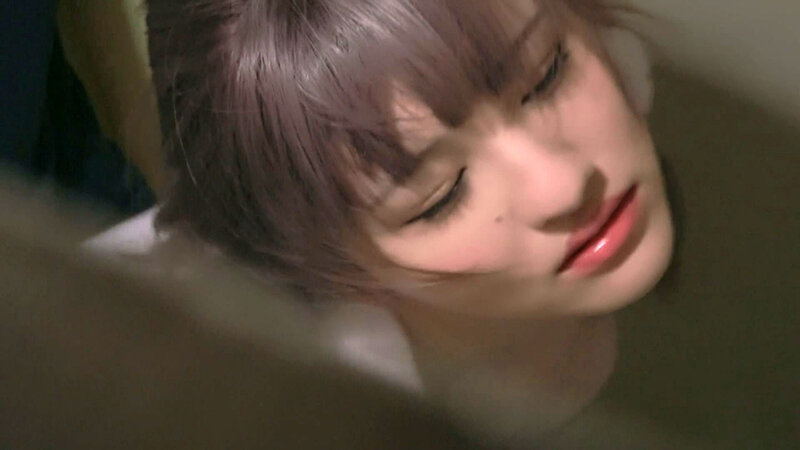 トイレでの行為!ギャル系女性の綺麗なお尻を撫で回す卑劣な男! 10枚目