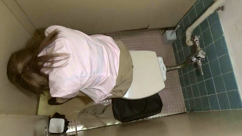 トイレでの行為!ギャル系女性の綺麗なお尻を撫で回す卑劣な男! 20枚目