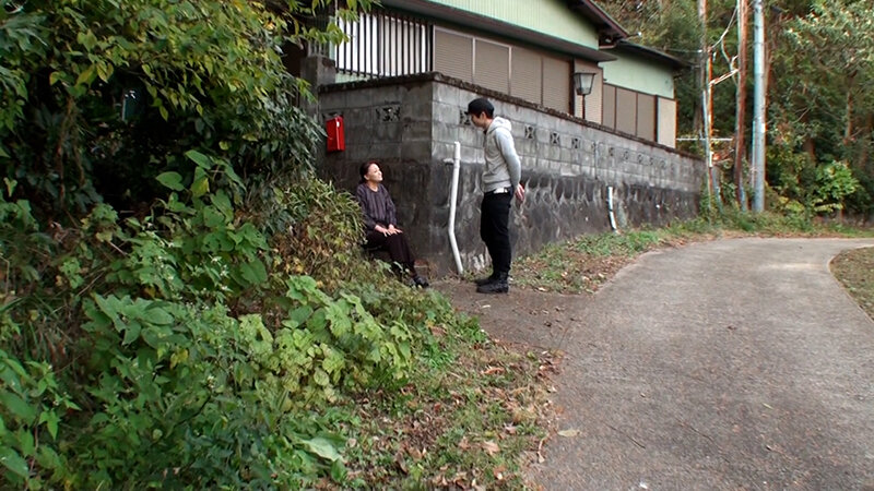 過疎化が進む山間部の田舎道で散歩中のおばさんをアンケート調査とナンパ!ホテルに誘い五十路熟女に孕ませSEX! 画像1
