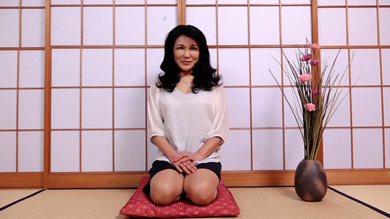 ごく普通の五十路熟女が欲求不満に耐えかねて決意のAV撮影のSEXに挑戦!形良い巨乳を揉まれ本能丸出しで喘ぐ潮吹き淫乱性交! 1枚目