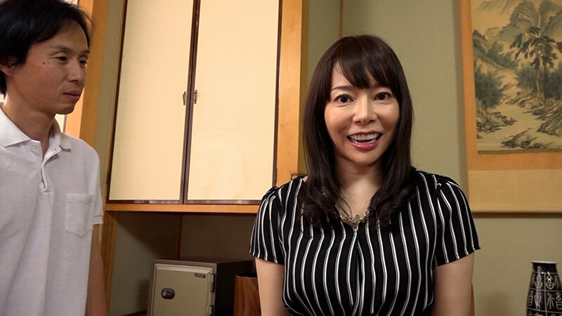 服の上からでもわかる美巨乳セレブ奥さまが刺激を求めてAV撮影に参加!愉しむSEXがしたいと本能丸出しぶっ飛び性交! 1枚目