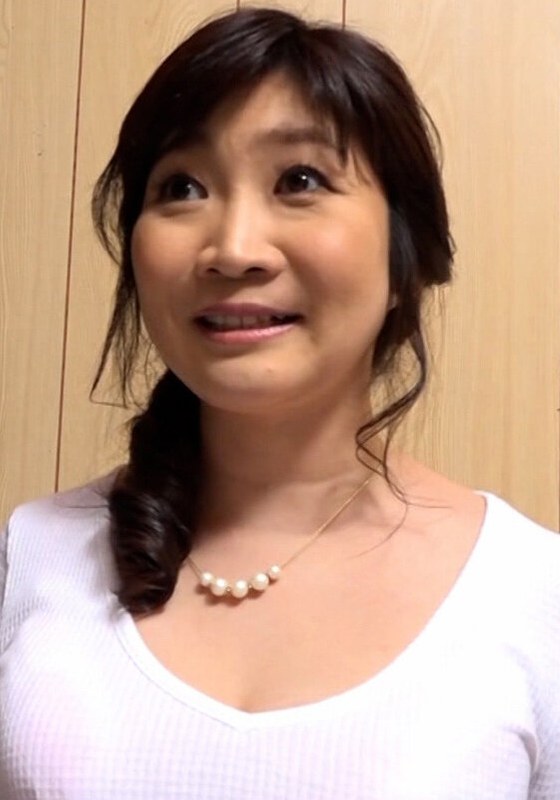 年齢の割にはふんわりした四十路熟女の不思議ちゃん宅で初撮りAV撮影！弾ける敏感巨乳と甘い喘ぎで男優の肉棒もガチガチにする適性抜群のエロSEX！