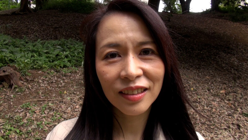 こんなに綺麗で清楚な熟女が！？刺激を求めてAV出演！恥じらいながらも快楽にハマる五十路熟女のエロ過ぎSEX！ 画像1