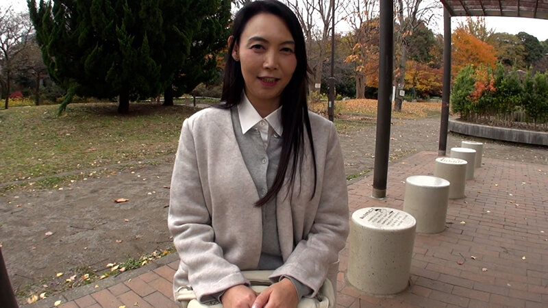 良き妻、良き母を努めて来た上品な雰囲気の五十路熟女さんが人生初の浮気SEX！他人棒での激ピスにイキまくる初撮りSEX！ 画像1