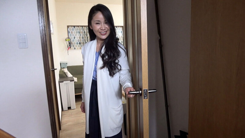 奥様のお宅訪問!自宅に現れた他人棒に「おっきい!」と目を輝かせて大喜び! 画像1