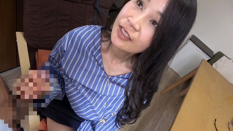 奥様のお宅訪問!自宅に現れた他人棒に「おっきい!」と目を輝かせて大喜び! 画像5