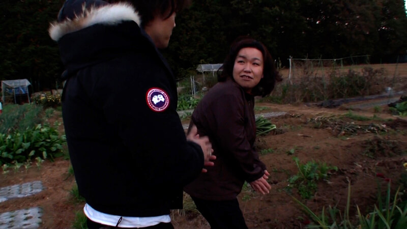 農作業中の熟女を番組インタビューとナンパして部屋に誘う!田舎暮らしで刺激に飢えてる熟女に若い肉棒で激ピスSEX! 画像1