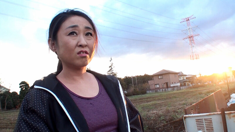 東京からきた田舎の生活調査隊!畑で見つけた熟女をナンパ!初めは怪訝そうな表情の熟女も次第に裸体を晒して淫乱SEXに溺れる! 画像1