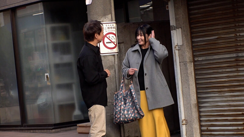 小さな商店街で買い物途中の普通の主婦をナンパして意気投合して勢いで自宅へ…。いつものベッドで他人棒に狂う素人熟女とハードFUCK！ サンプル