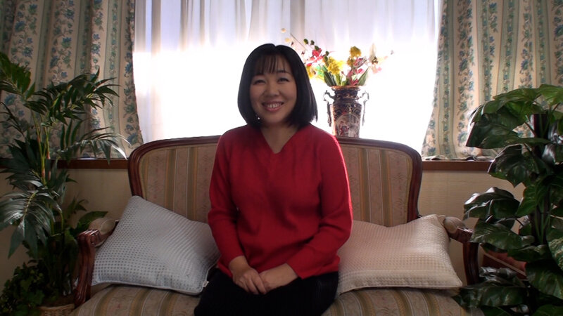 経験人数30人オーバーの52歳美魔女が思い切ってAV出演!好きモノ熟女は垂れ乳を弄られ大股開きの快楽イキまくり! 1枚目