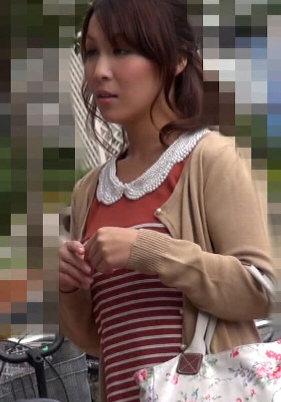 取材のインタビューに協力して欲しいとホテルに連れ込まれた美人熟女さん。結婚15年くらいで最近はセックスレスと…旦那以外の男性と不倫はどうですか！？