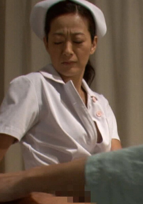 入院中に看護師に眠れないと我が儘言って無理やりチ○ポを触らせてみると…熟女看護師は欲求不満で抑えきれない性欲に堕ちて行く！