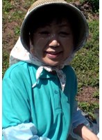 M915G-012 58-year-old farmer MILF also wants to have sex! Outdoor sex under the blue sky in the middle of farm work!