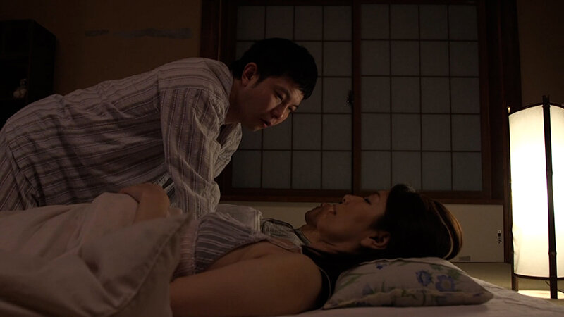 旦那の横で媚●を垂らされありえない快感に溺れ禁断の異常性愛に狂おしく悶える美しき熟母! 1枚目