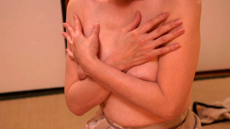 真っ昼間から間男とお楽しみの熟母!火照りの残るカラダと牝の匂い!長男の溢れる性欲にM気質開花の変態SEX! 2枚目