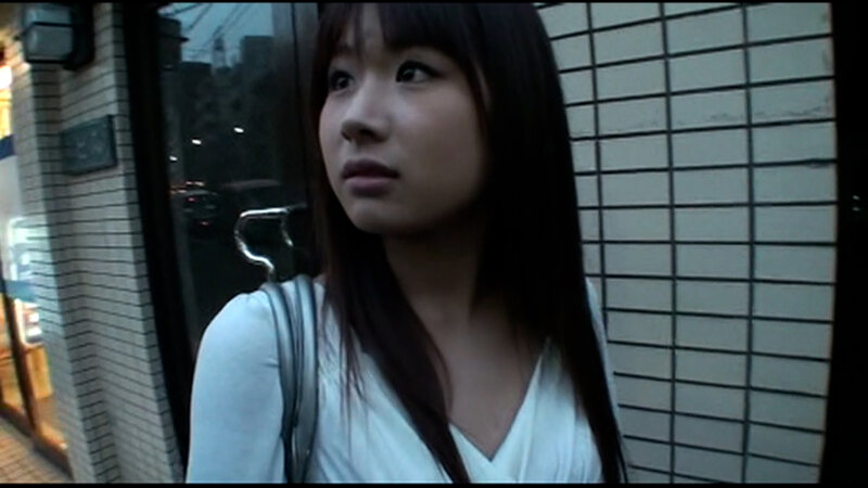 街行く綺麗なお姉さんのおしっこ見せてください!謝礼に目が眩みホテルにイン!男の顔めがけて放尿する実は好きもの娘と変態乱交! 画像1