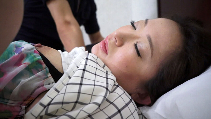 折角の後腐れ無しの不倫複数プレイに、奥様のエロ願望は炸裂!二人の男を使い倒す 3枚目