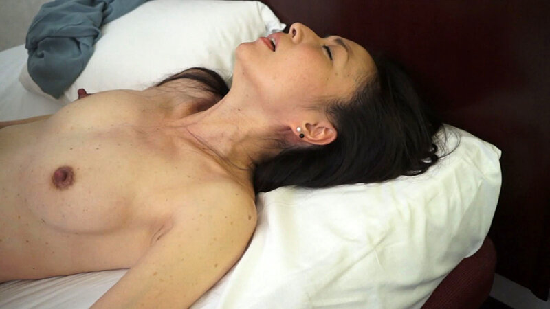 キスして驚愕の事実発覚!舐められたら気持ちよさそうな長い舌!これはキスももちろんですが、フェラ体験は期待大! 9枚目