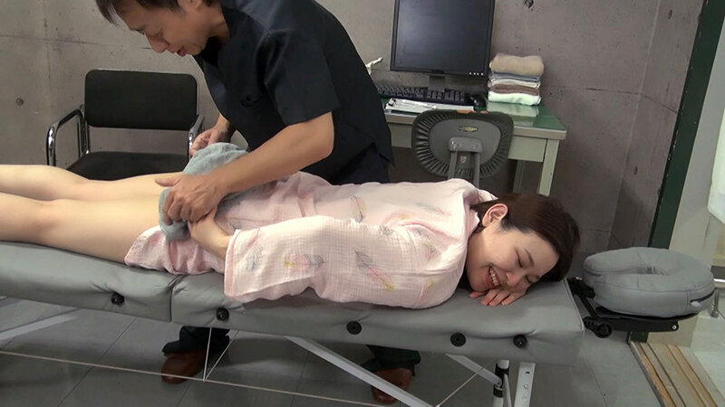 透き通るほどの素肌と薄ピンク色の乳首!!そしていつでもフル勃起な乳首の人妻。「下着みえちゃう」と恥ずかしがるも拒まない 2枚目