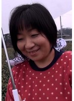地味で素朴な田舎のおばちゃん！娯楽のない田舎暮らしに刺激を求めてAV出演！スケベなヨガリ声を響かせるガン突きSEX！
