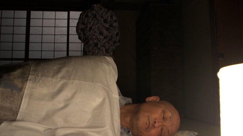 夫に相手にされず人参でオナニー!満たされない性欲は長男へと向けられる…淫乱熟母! 1枚目