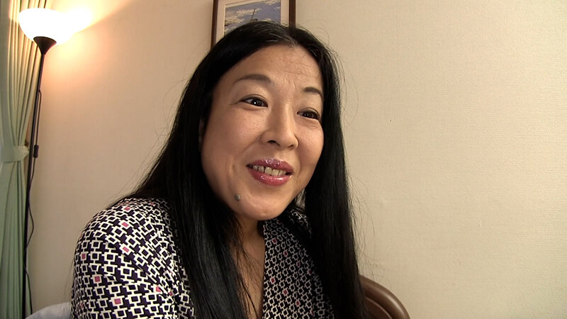 緊張の面持ちでAV出演に臨むバツイチ熟女！豊満エロボディをはしたなく晒してイキまくる暴走SEX！ 画像1