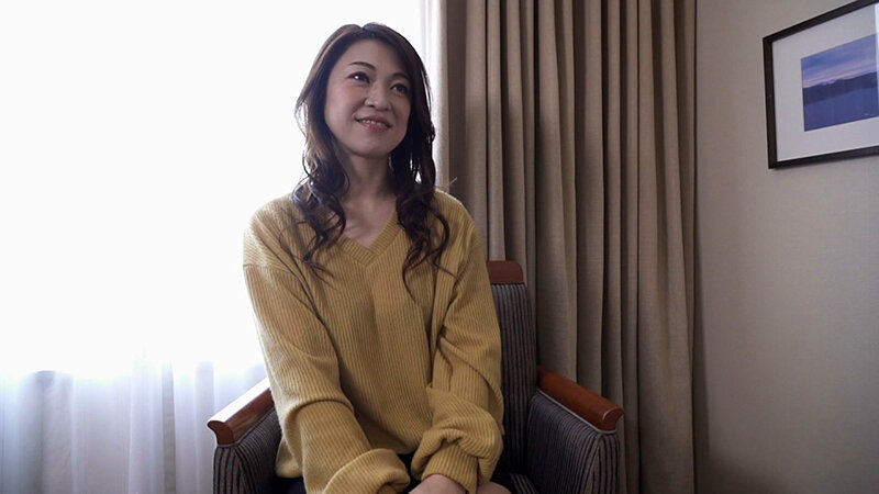 買い物中に声をかけられた色白美人妻、「あぁ、イっちゃうイっちゃう」下から突き上げられて快感絶頂 1枚目
