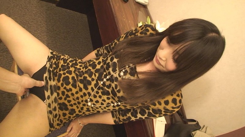 謝礼に釣られてやってきたギャル系美人妻は、バイブをアソコに入れたまま男のモノにしゃぶりつく!