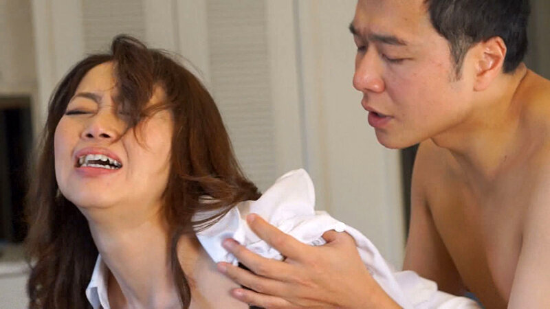 48歳 専業主婦 真っ赤な下着を身に纏い、男のモノを味わい尽くす妄想プレイ! 13枚目