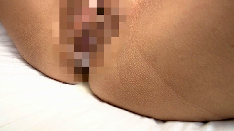 シャープな瞳と端正な顔立ちでとても気が強い奥様と思いきや、脱がせてみると断れないオンナNO.1の神回。「困ります」と言いつつもイイナリな奥様 20枚目