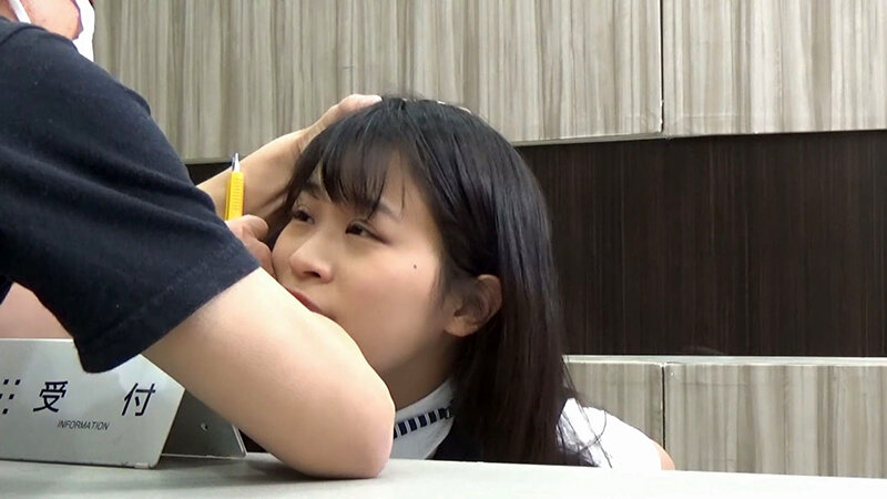 某有名企業中出し受付デスク ユニフォームに隠されたデカ乳輪＆陥没乳首 画像1