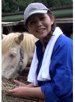 馬を7頭飼育してる酪農家の五十路熟女の欲求不満解消のAV出演！甘い喘ぎ声をあげてイキまくりの濃厚SEX！