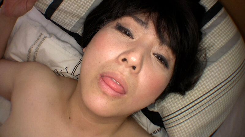 カメラの前でのエッチは初めて!緊張気味のぽっちゃり美熟女のはしたなく乱れる濃厚SEX! 20枚目