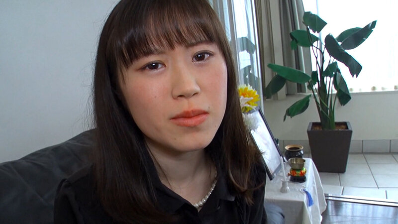 夫の遺影の前で極太肉棒で責められイキまくる欲求不満な未亡人の性! 1枚目
