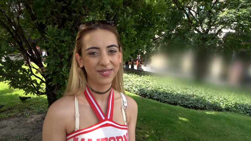 欧州の街角で見つけた金髪ハンガリアン美女をナンパ&ぴちぴちボディを刺激して至高の潮吹きSEX! 2枚目