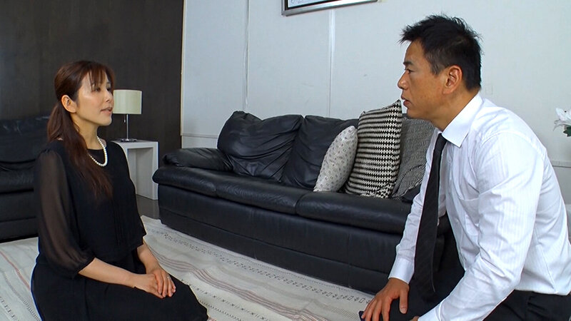 夫の元部下に抱かれ遺影の前で股間を濡らす未亡人の変態SEX! 1枚目