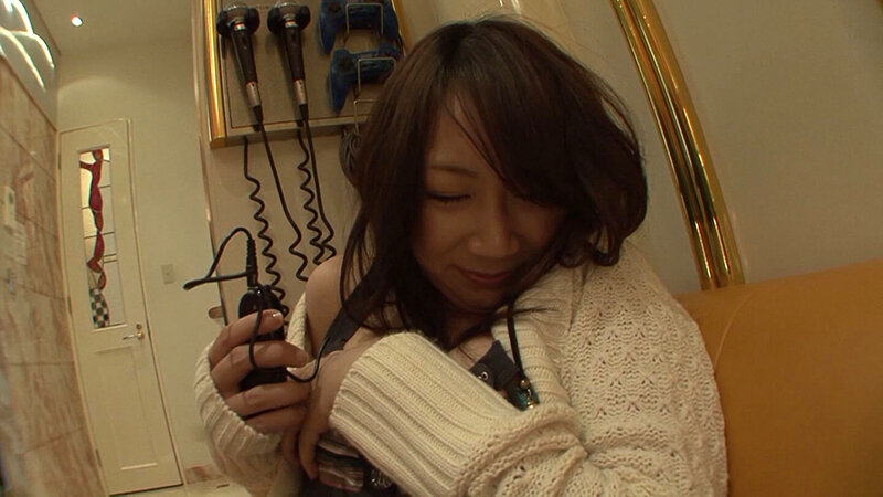 自分の可愛さが分かっている、あざと可愛い素人娘!手のひらサイズの美乳を揉みしだいて、ロータークンニでアソコはびっしょり!お返しとばかりフェラチオされたら濃厚セックスでイキまくり! 4枚目