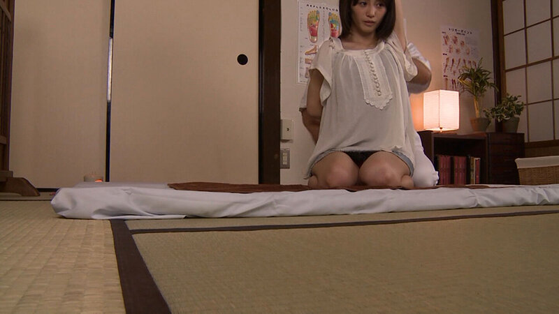 デスクワークで肩凝りが酷い奥様が性体マッサージ店とは知らずに来店!なぜか服を脱がされる事を疑問に思うが時すでに遅し!肉棒を咥えさせられ挿入される! 2枚目