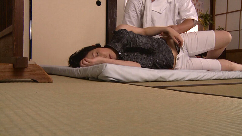 本当にあった人妻性体マッサージ店!最初は肩、腰と攻めていくが、いつの間にか整体師の手は大事なところに?!最後は肉棒を受け止めイキ狂い! 8枚目
