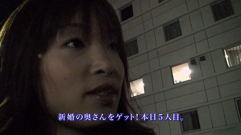 結婚ホヤホヤの新婚さん!肌もツヤツヤで美人さんなのにセックスレスで欲求不満!つい出来心でナンパについていってしまい旦那にも許していない中出しを決められてしまう!! 2枚目