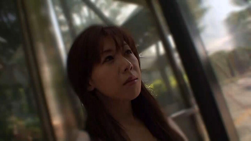 イケナイと分かっていても止められない男遊び…。少し胸元があいた衣装と網タイツでナンパ待ち!今日も一期一会の中出しSEX! 1枚目