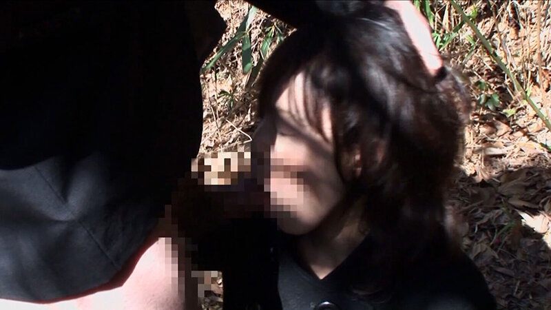 人目をはばかる草むらで頭を抑え込まれてイラマチオ!三十路人妻の喉奥に口内射精! 8枚目