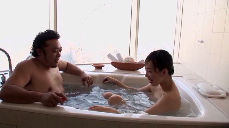 性生活がマンネリ化した三十路妻の危険な遊び!1本の肉棒じゃ満足できない奥様と念願の3Pファック! 3枚目