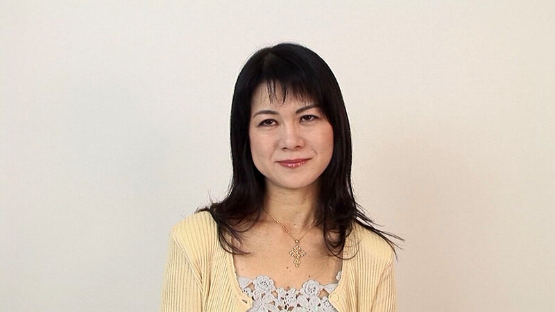 五十路間近でこの美貌!自分磨きに余念がない人妻さんが欲求不満でAV出演!脱がせてみたら美白に巨乳でボルテージMAX!テンション上がって中出しSEX! 1枚目