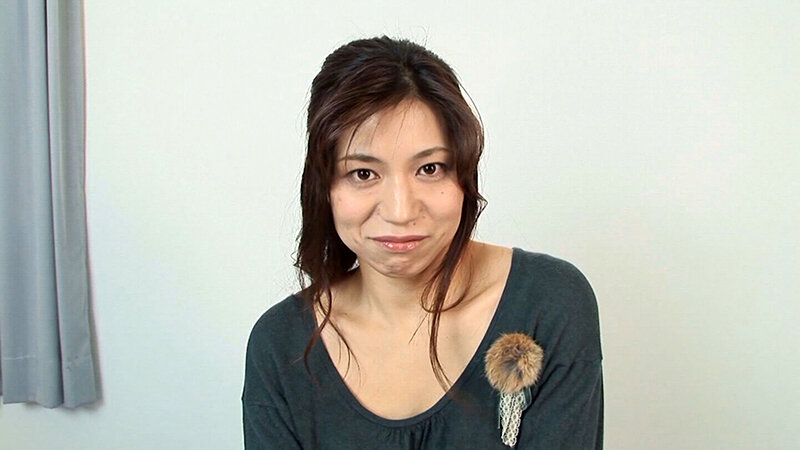 屈託のない笑顔が堪らない四十路奥様!顔に似合わずエッチが大好きな奥様は不倫相手だけでは物足りずAV出演!中出しセックスでご満悦ー! 1枚目