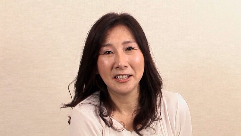 久々のセックスに笑いが止まらない四十路後半の熟女さん！触ってもいないのにアソコがぐしょぐしょ！男優の滾った肉棒をフル堪能！ 画像1