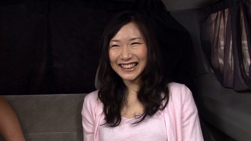 三十路とは思えないスタイルと美貌の持ち主!銀座の高級ショッピングエリアで美人妻をガチナンパ!本当は期待してた?!拒みながらもヌレヌレのアソコに肉棒を突っ込んで中出しセックス! 1枚目